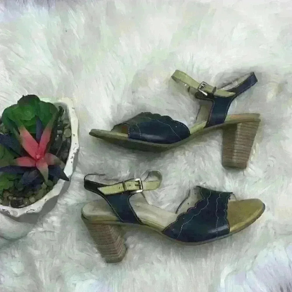 Fidji Black and Tan scalloped heel sandals 39